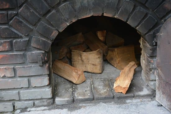 Prepara-le-tavole-di-legno-per-accendere-il-camino-senza-diavolina