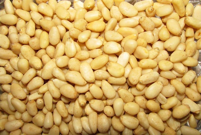 Pinoli-frutta-a-guscio