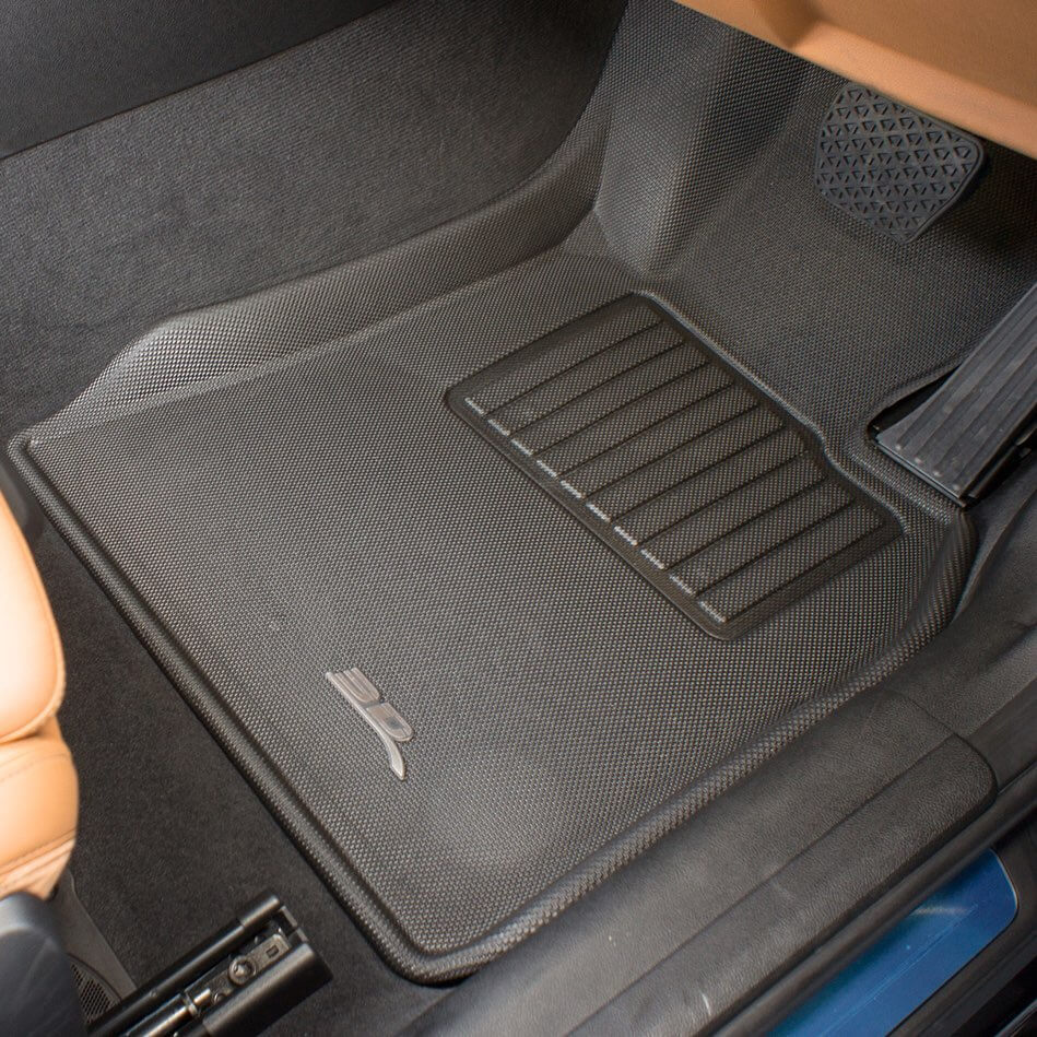 Tappetini-per-auto-in-gomma-o-in-moquette